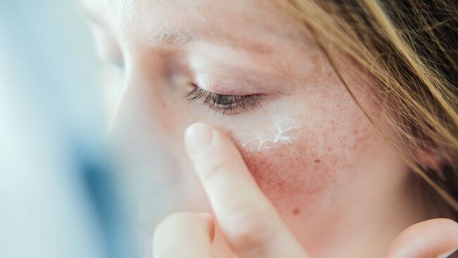 Dưỡng ẩm da để cấp ẩm và nuôi dưỡng da - các bước skincare cho da mụn