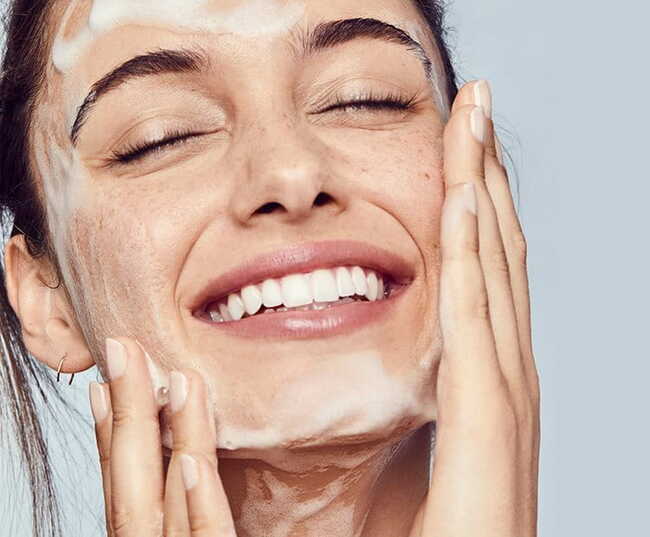 Làm sạch da là bước rất cần thiết để ngăn ngừa nguy cơ mụn phát triển