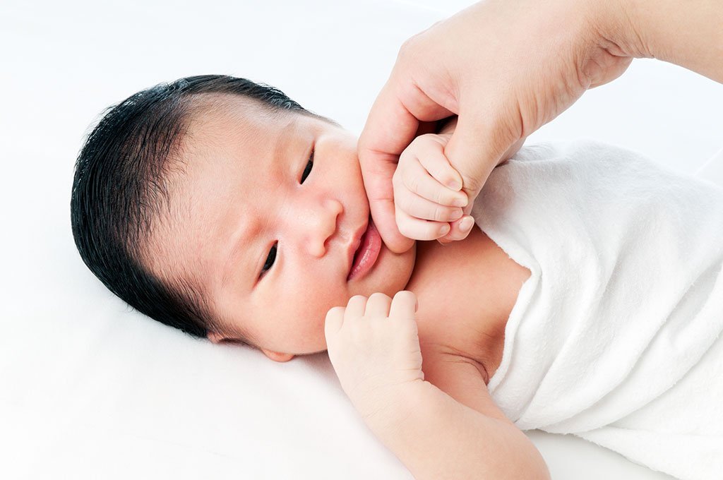 4 cách hạ sốt nhanh cho trẻ sơ sinh, trẻ nhỏ tại nhà an toàn hiệu quả