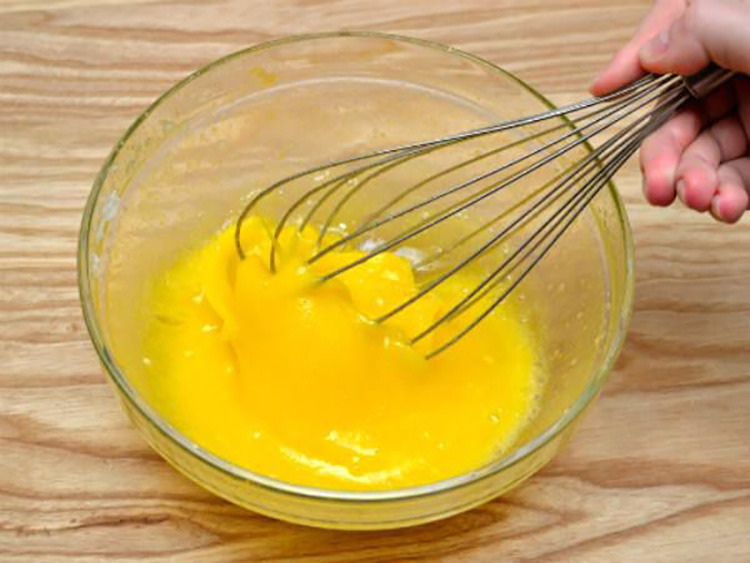 Lượng trứng nhiều và sữa chưa được đun nóng trước khi trộn chung làm bánh có mùi tanh của trứng