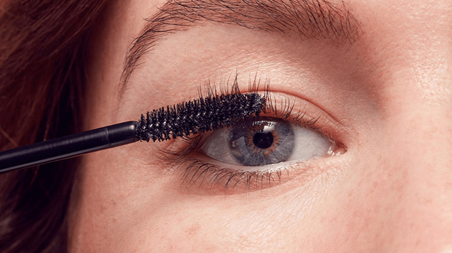 Bấm mi và chải mascara cho đôi mắt thêm quyến rũ 