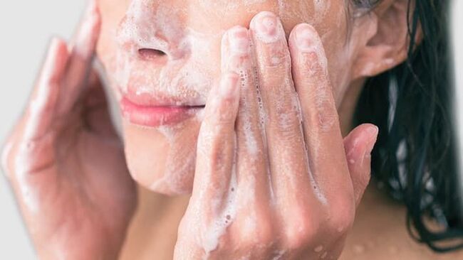 Rửa mặt không đúng cách khiến da mặt xuất hiện nhiều mụn ẩn