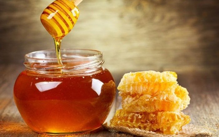 trị mụn với mật ong
