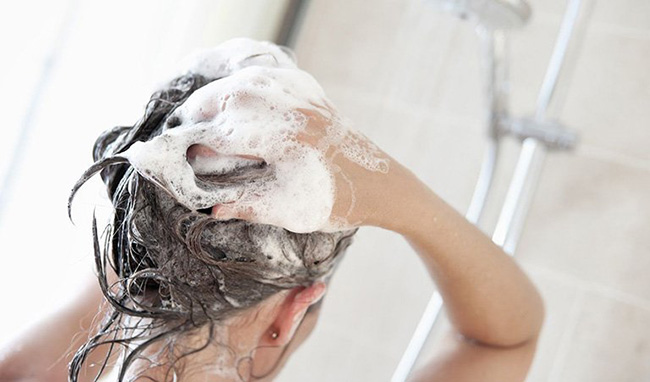 Gội đầu thường xuyên sẽ khiến tóc mất đi lượng dầu tự nhiên vốn có, làm tóc khô ráp