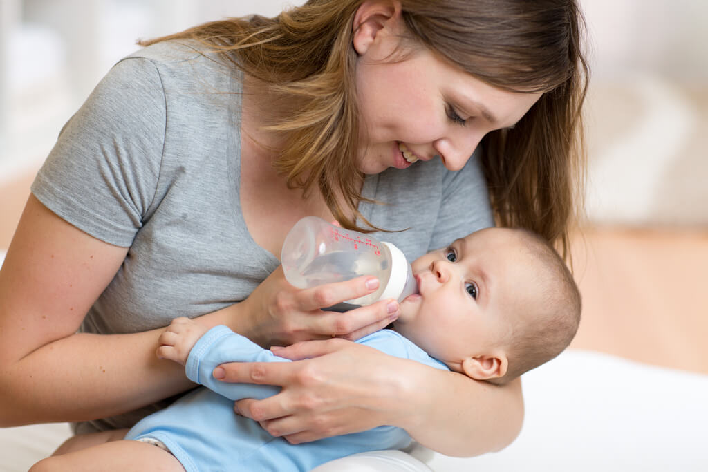 Có nên cho trẻ sơ sinh uống nước?