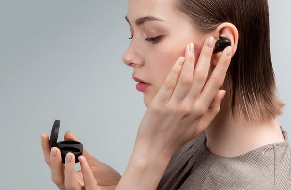 Cách đeo tai nghe bluetooth đúng cách không bị đau tai