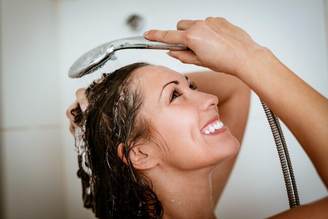 Làm ướt tóc trước khi sử dụng với dầu gội 