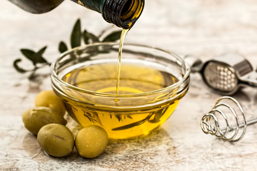 Dầu tự nhiên như dầu oliu, dầu Argan, dầu dừa giúp dưỡng ẩm da