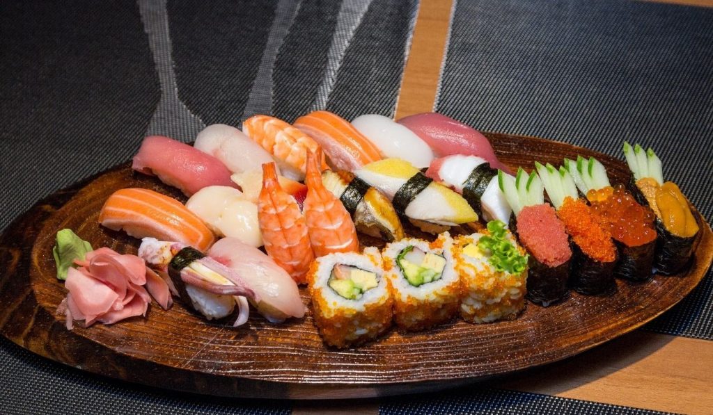 Nhà hàng Sakura - Địa chỉ ăn buffet sushi băng chuyền độc đáo