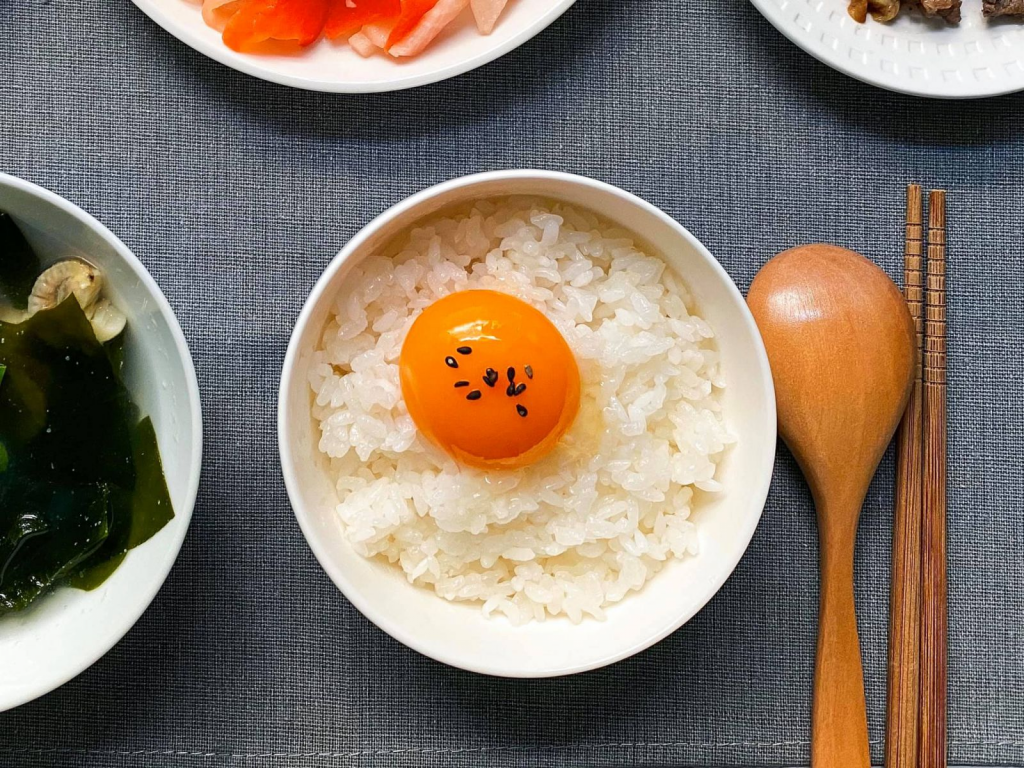 Cơm cuộn trứng sống Nhật Bản