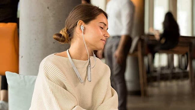 Cách đeo tai nghe Bluetooth neckband