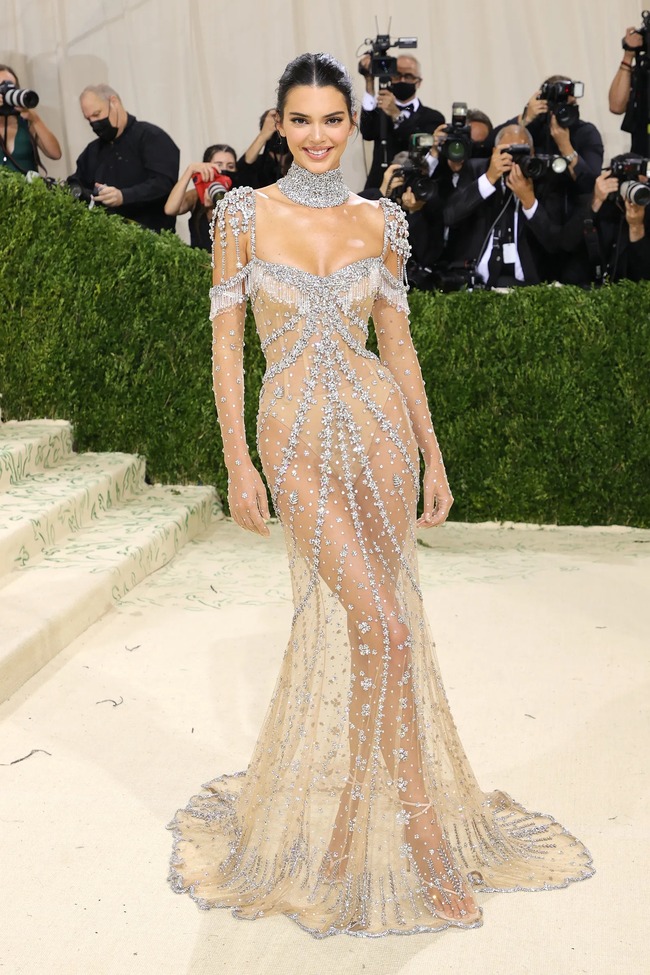 Kendall Jenner xuất hiện với chiếc váy xuyên thấu từ nhà thiết kế Givenchy, lấy cảm hứng từ tạo hình của huyền thoại Audrey Hepburn