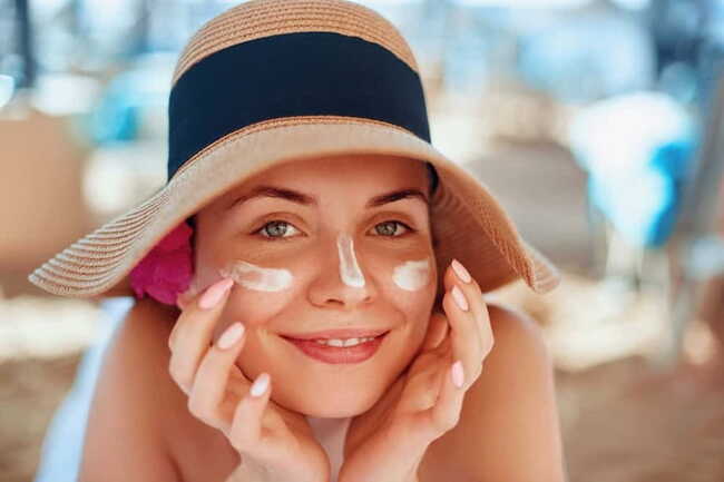 Thoa kem chống nắng giúp ngăn ngừa nám tàn nhang xuất hiện trên da