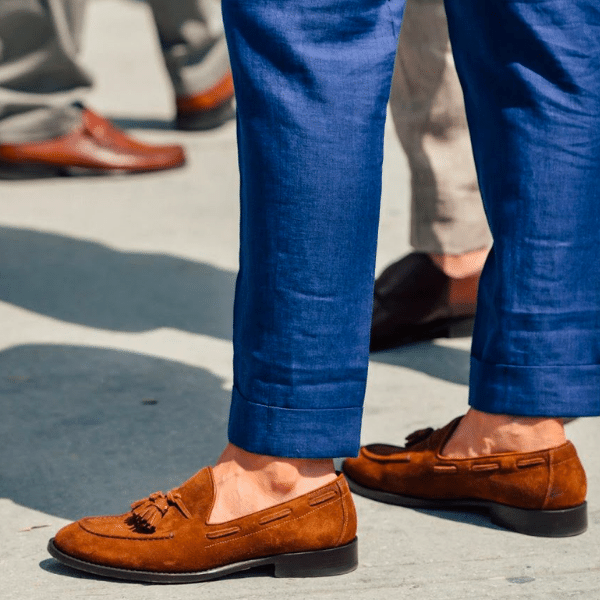 Outfit lịch lãm khi màu giày tương quan với màu da vùng cổ chân