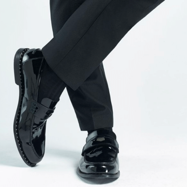 Outfit giày Loafer cùng tone màu vớ đen sang trọng