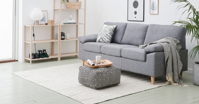 Trang trí phòng khách đẹp và đơn giản từ các vật dụng như khung tranh và thảm trải sàn