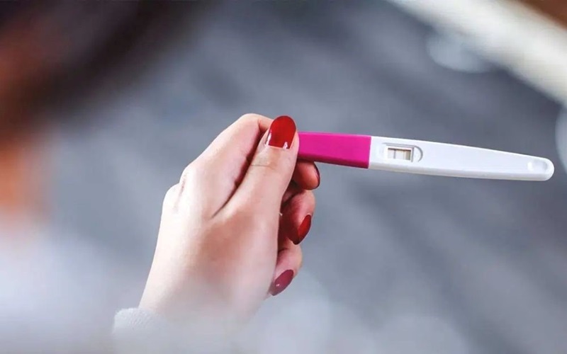 Que thử thai 2 vạch mờ có thai không là thắc mắc của không ít chị em phụ nữ khi thử thai tại nhà (Nguồn: Sưu tầm)
