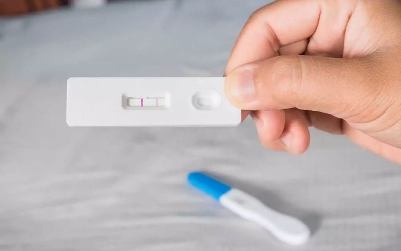 Que thử thai 2 vạch 1 mờ 1 đậm chưa thể khẳng định chính xác kết quả đã mang thai