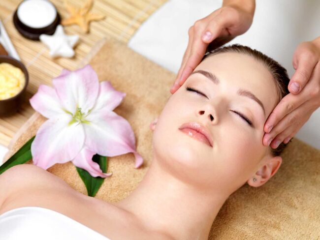 Gội đầu thảo dược và massage thư giãn tại Spa Hương Mùa Hè