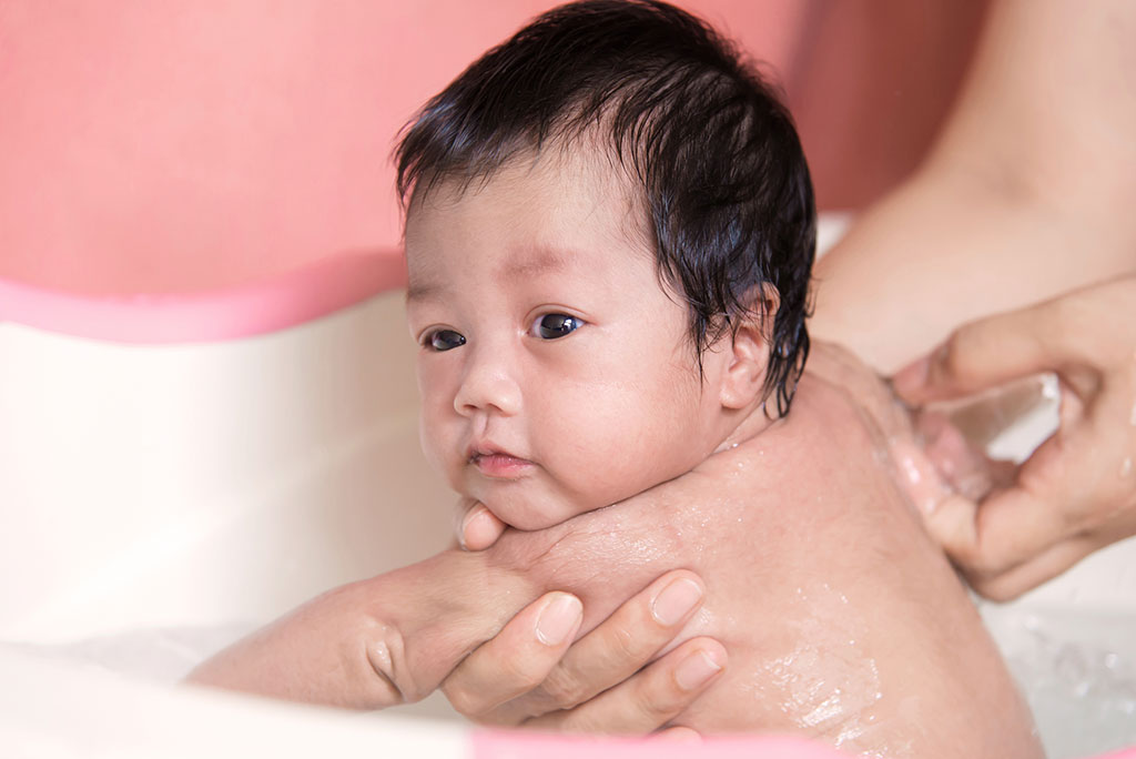 Bé tắm – Cách cho bé tắm đúng cách
