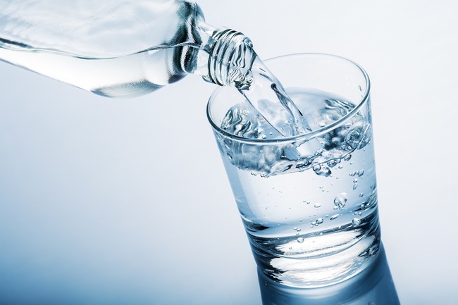 Uống đủ nước để tăng khả năng thải độc cho cơ thể 