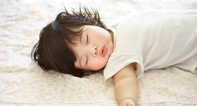 Trẻ từ 9 - 12 tháng tuổi có số lượng ngủ ít hơn và ngủ đêm từ 10 - 12 tiếng