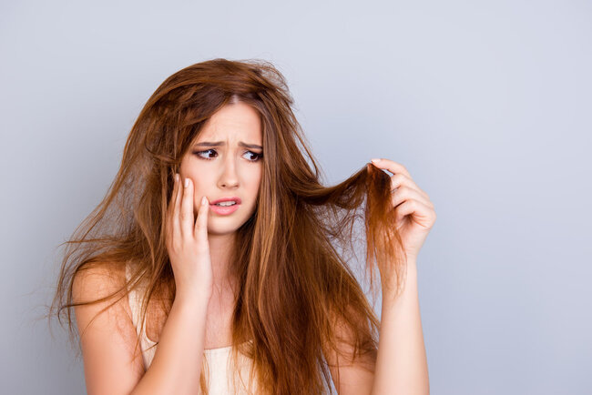 Mái tóc bết dầu xuất hiện do nhiều nguyên nhân khác nhau