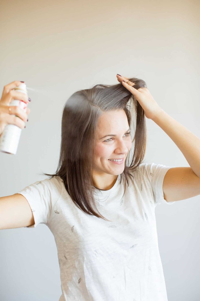 Dầu gội khô là giải pháp cấp tốc cho mái tóc bết dính, tuy nhiên bạn vẫn không nên lạm dụng