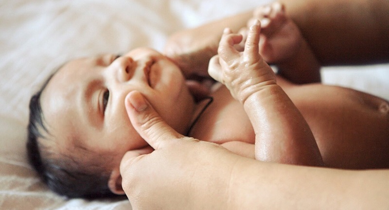 Hướng dẫn cách rửa mũi cho trẻ sơ sinh an toàn và hiệu quả