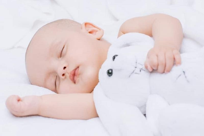 Dấu hiệu và nguyên nhân dẫn đến tình trạng bé sơ sinh ngủ ít