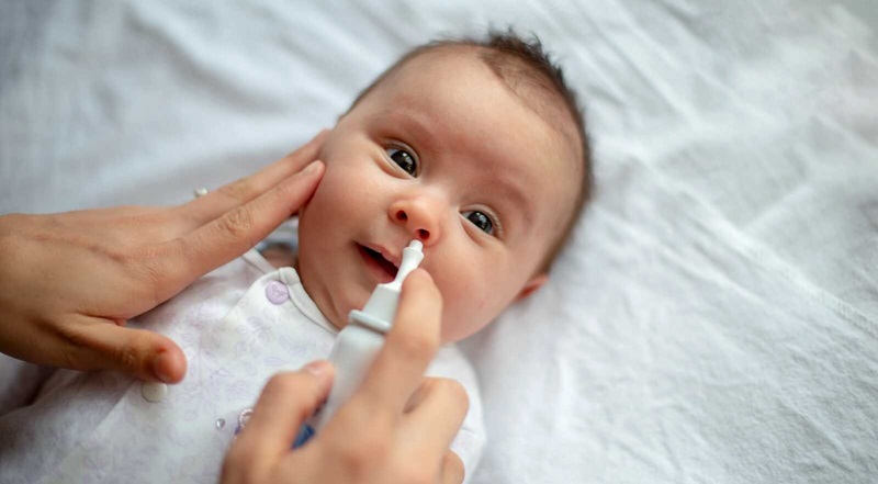 Cách xử lý tình trạng trẻ sơ sinh bị ngạt mũi