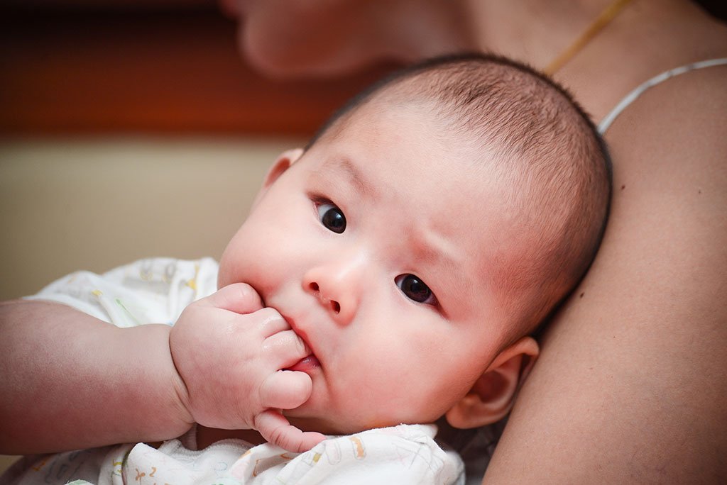 Trẻ sơ sinh bị nổi mẩn đỏ ở mặt và toàn thân