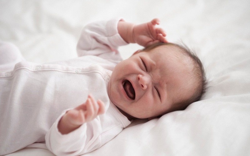 Làm gì khi trẻ sơ sinh vặn mình khi ngủ