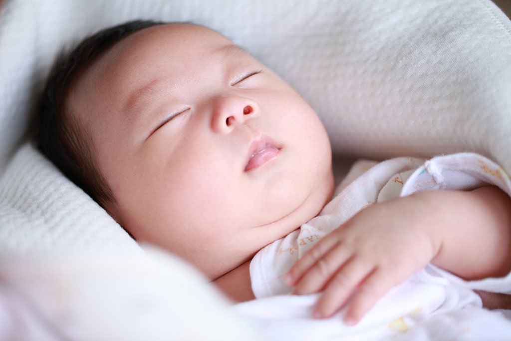 Trẻ sơ sinh hay vặn mình, gồng mình khi ngủ