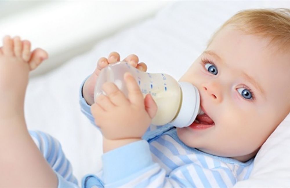 Trẻ uống sữa công thức đi ngoài màu xanh: nguyên nhân và cách điều trị