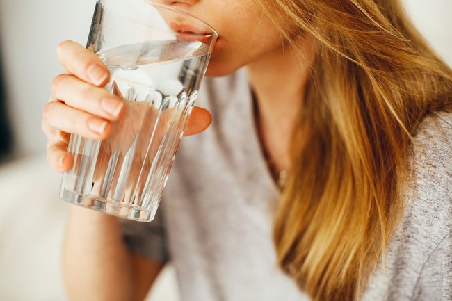 Uống nhiều nước để nuôi dưỡng da sáng khỏe