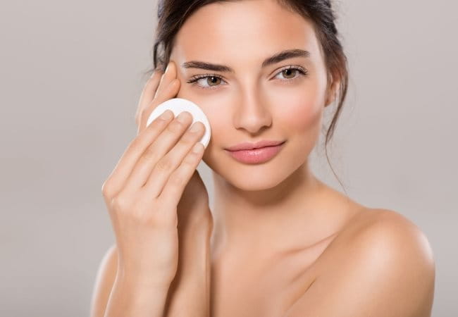 các bước skincare cho da dầu mụn tẩy trang