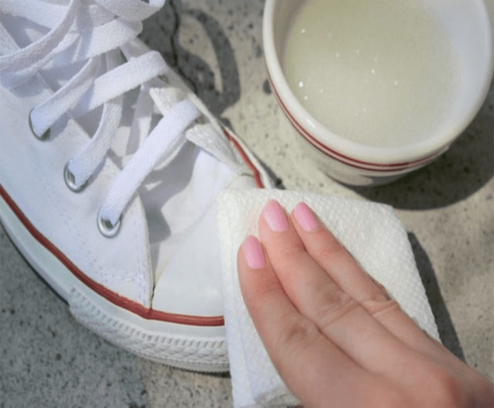 Sử dụng chất tẩy để làm sạch giày trắng