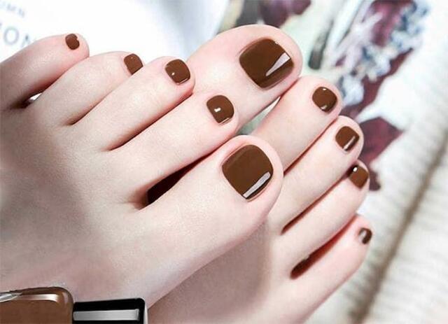 Mẫu nail chân màu nâu tây