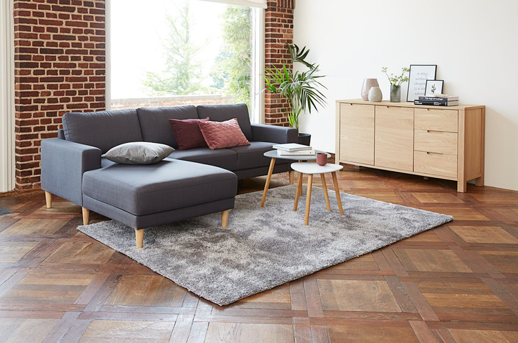 Phòng khách phong cách Bắc Âu với bộ sofa góc và sàn gỗ ấm cúng