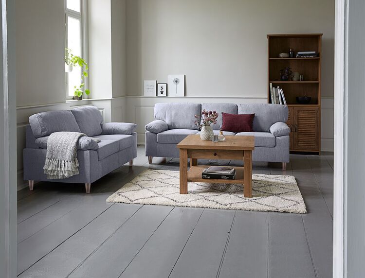 Phòng khách theo phong cách Bắc Âu nhẹ nhàng, tinh tế. Đừng quên chọn chiếc chăn sofa cùng phong cách để tạo vẻ đẹp tổng thể cho bộ sofa.