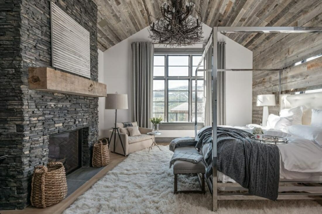 Đối với những căn nhà có gác mái thì ý tưởng trang trí phòng ngủ vợ chồng theo phong cách cổ điển, vintage bằng cách kết hợp các món đồ trang trí từ gỗ, mây, tre,...là gợi ý phù hợp. 