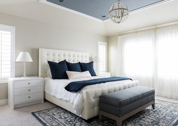 Mẫu phòng ngủ đơn giản, hiện đại với tone xanh - trắng tinh tế làm chủ đạo cho hai vợ chồng.