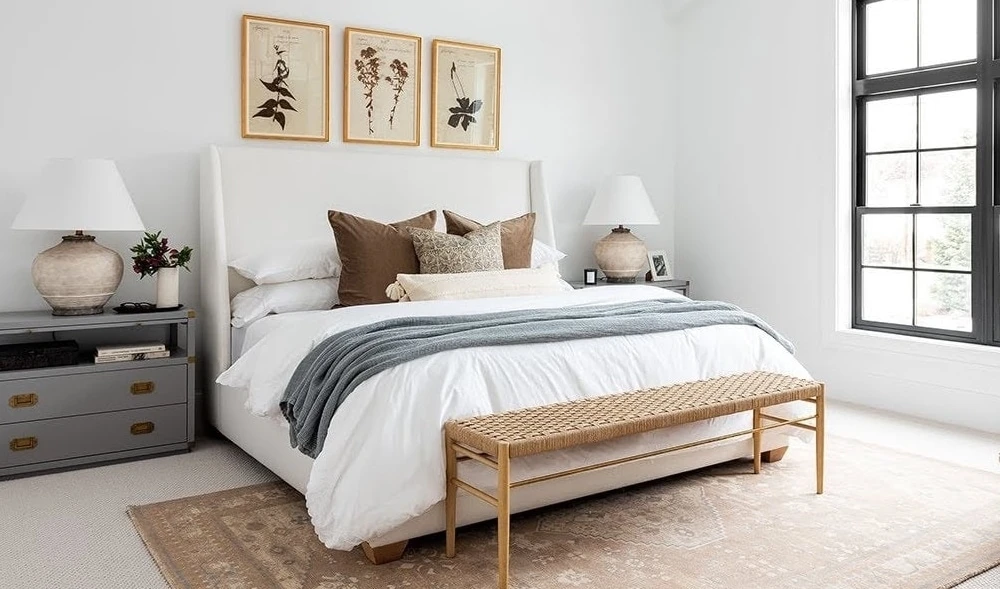 Mẫu 20: Phòng ngủ theo phong cách tối giản ới tranh treo tường, đèn bàn và tủ đầu giường có tone màu thích hợp với màu sắc chủ đạo.