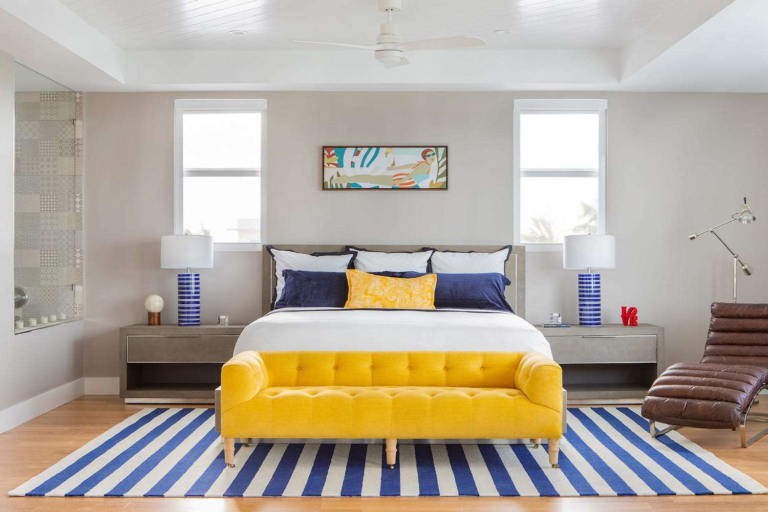Mẫu 39: Một chiếc ghế bành màu vàng sẽ giúp tổng thể không gian phòng ngủ với tone xanh navy trở nên thu hút hơn.