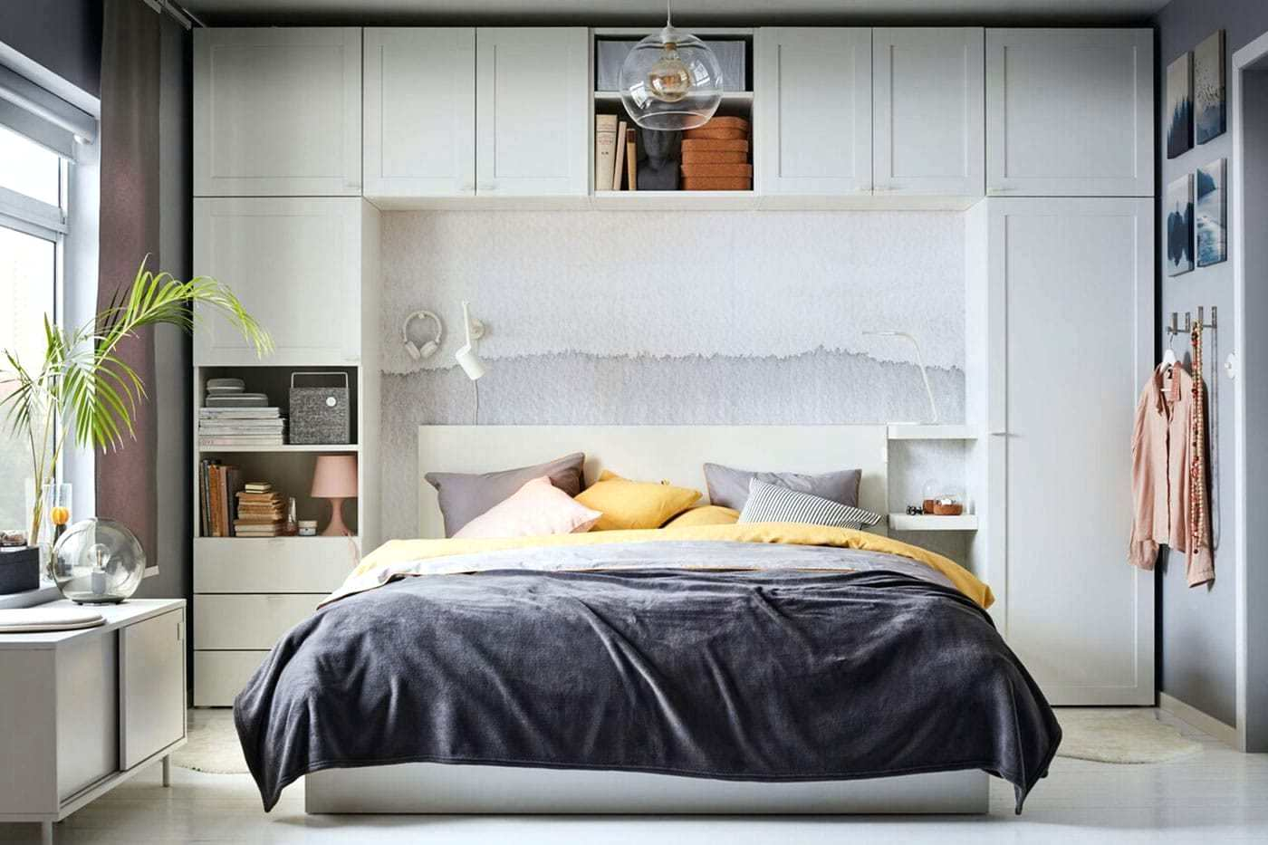 Mẫu 50: Kết hợp tủ đầu giường có thiết kế thông minh để sử dụng tối đa không gian phòng. 