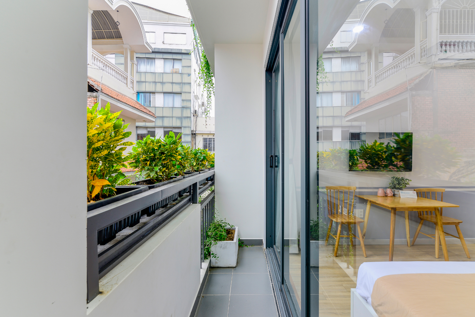 Mẫu 5: Kiểu dáng ban công chung cư hiện đại nhỏ, hẹp với sự kết hợp thêm của các chậu cây đa năng để tạo thêm không gian xanh cho ngôi nhà.