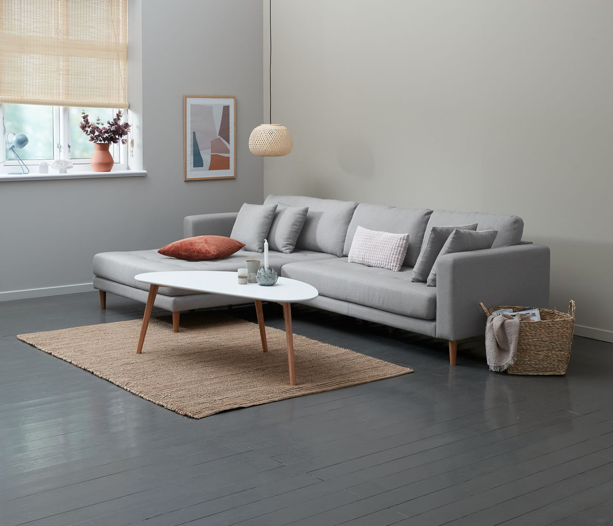 Bộ bàn ghế sofa với tone màu xám đơn giản cho căn phòng khách nhà ống hiện đại (Nguồn: jysk)