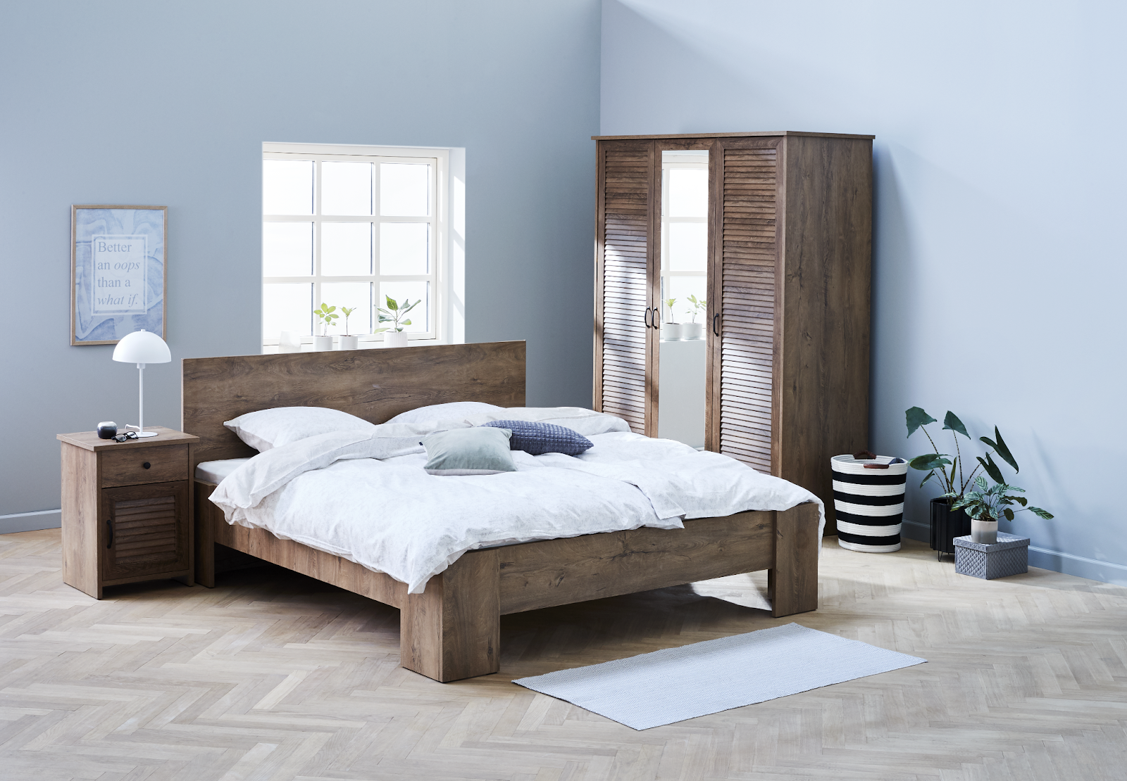 Mẫu 100414: Thiết kế phòng ngủ nam đẹp, đơn giản với tủ đầu giường MANDERUP, giường và tủ màu sồi thiết kế đơn giản 
