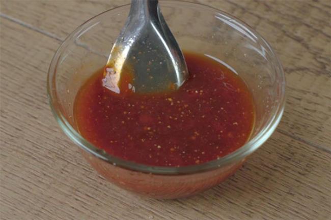 Làm nước sốt chua ngọt để xào sườn non